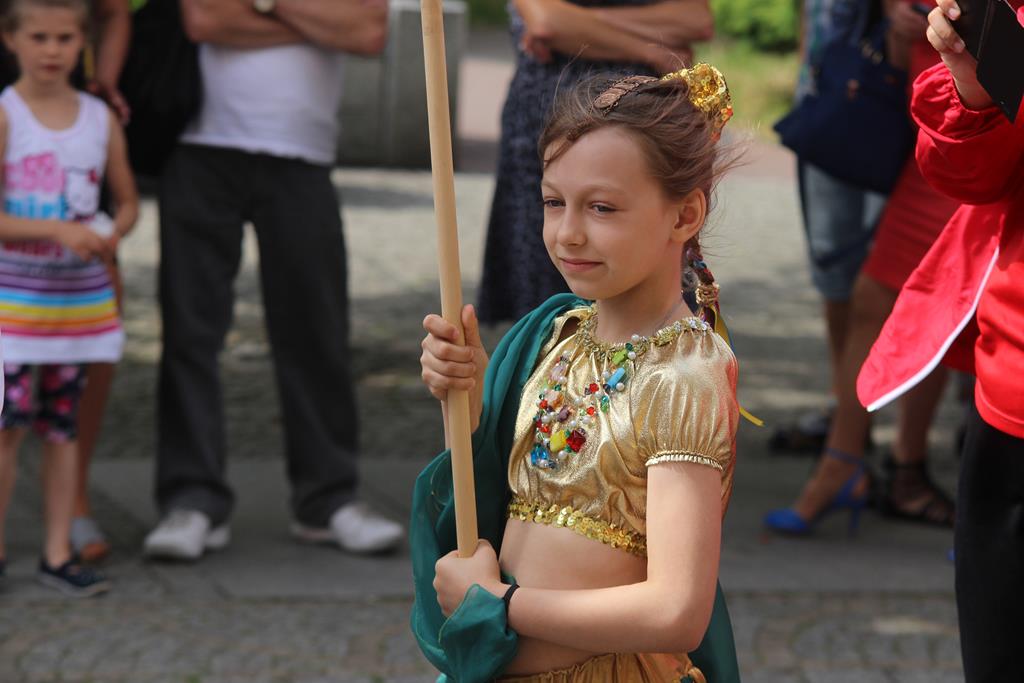 Egzotyczny korowód na legnickim Rynku