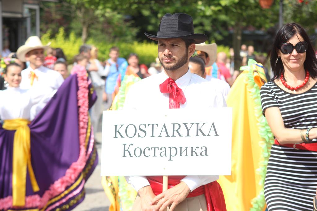 Egzotyczny korowód na legnickim Rynku