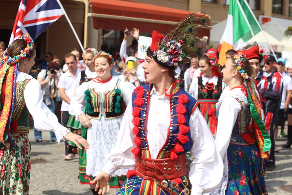 Egzotyczny korowód na legnickim Rynku