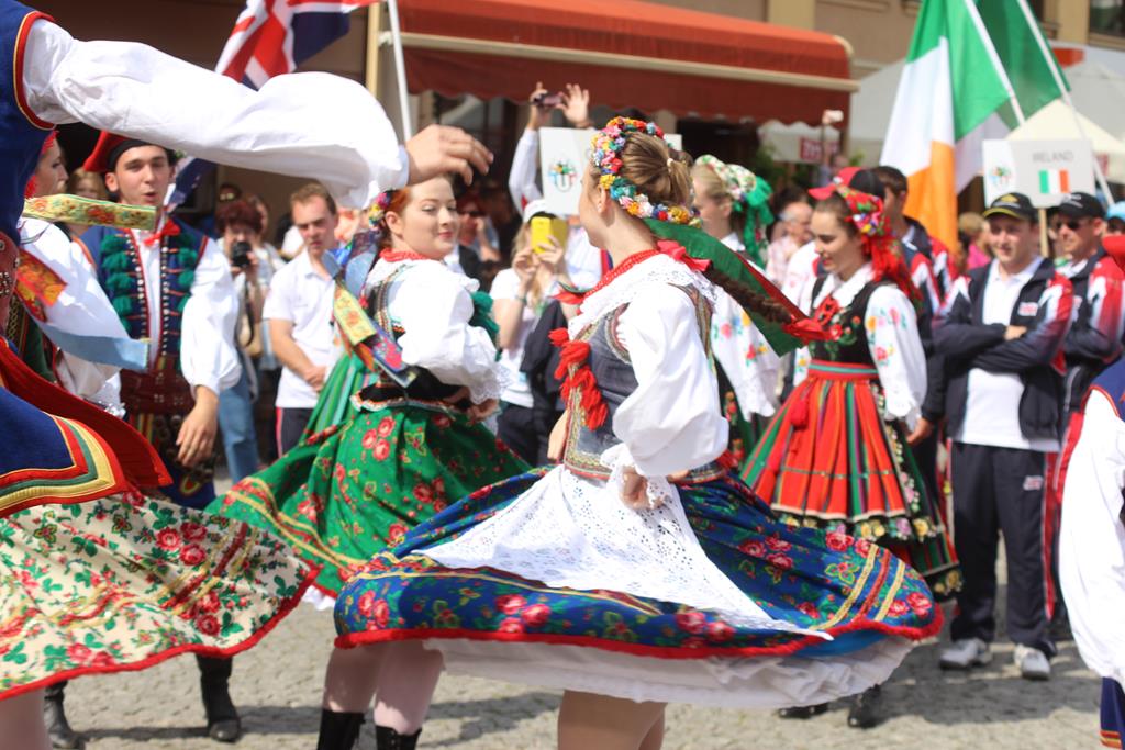 Egzotyczny korowód na legnickim Rynku