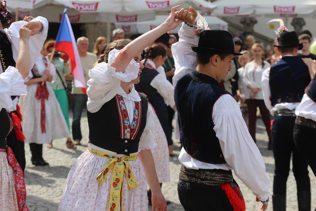 Egzotyczny korowód na legnickim Rynku