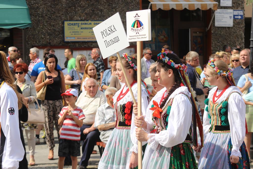 Egzotyczny korowód na legnickim Rynku