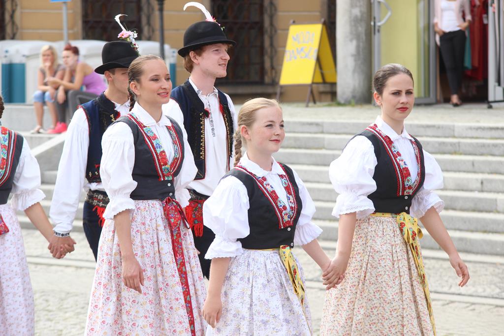 Egzotyczny korowód na legnickim Rynku