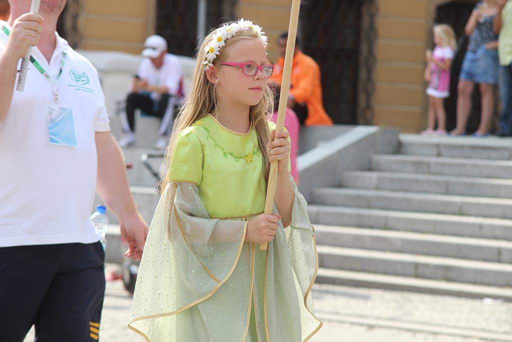 Egzotyczny korowód na legnickim Rynku