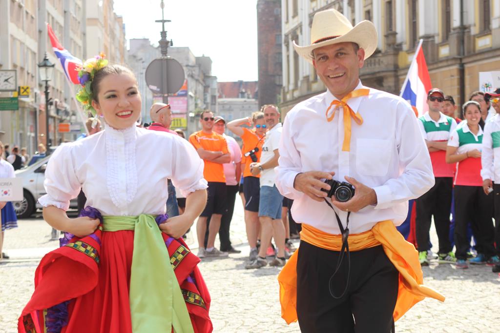 Egzotyczny korowód na legnickim Rynku