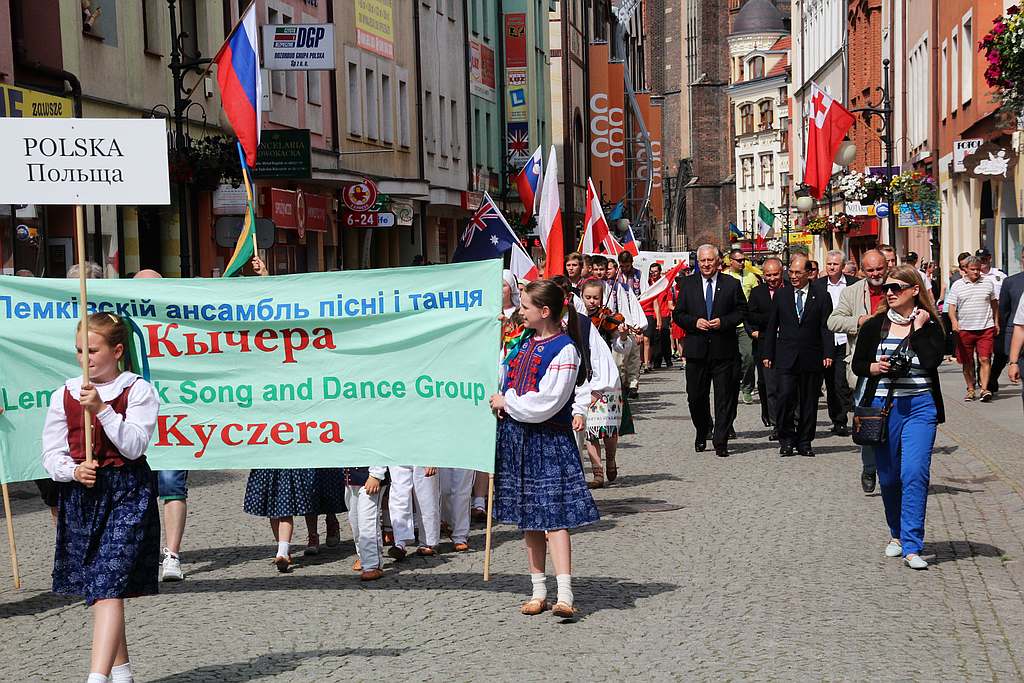 Egzotyczny korowód na legnickim Rynku