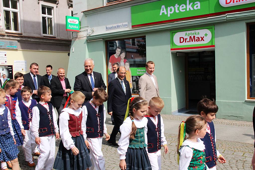 Egzotyczny korowód na legnickim Rynku