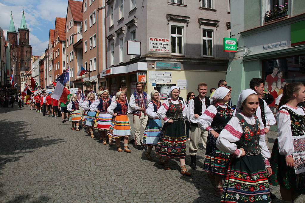 Egzotyczny korowód na legnickim Rynku