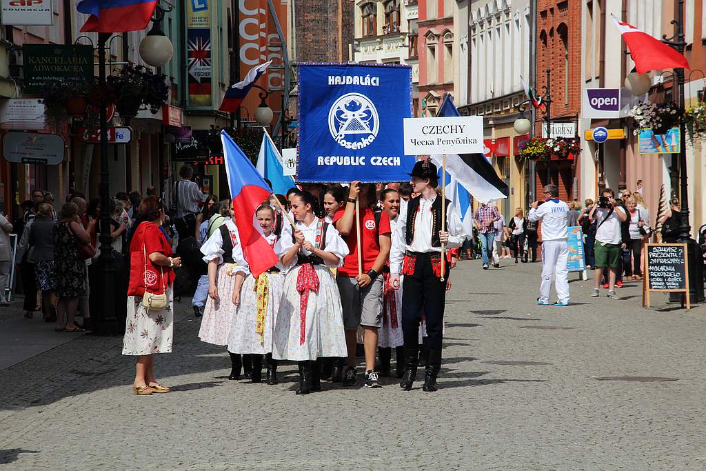 Egzotyczny korowód na legnickim Rynku