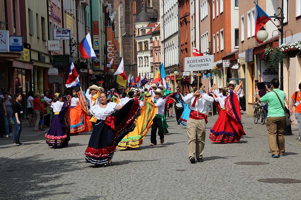 Egzotyczny korowód na legnickim Rynku
