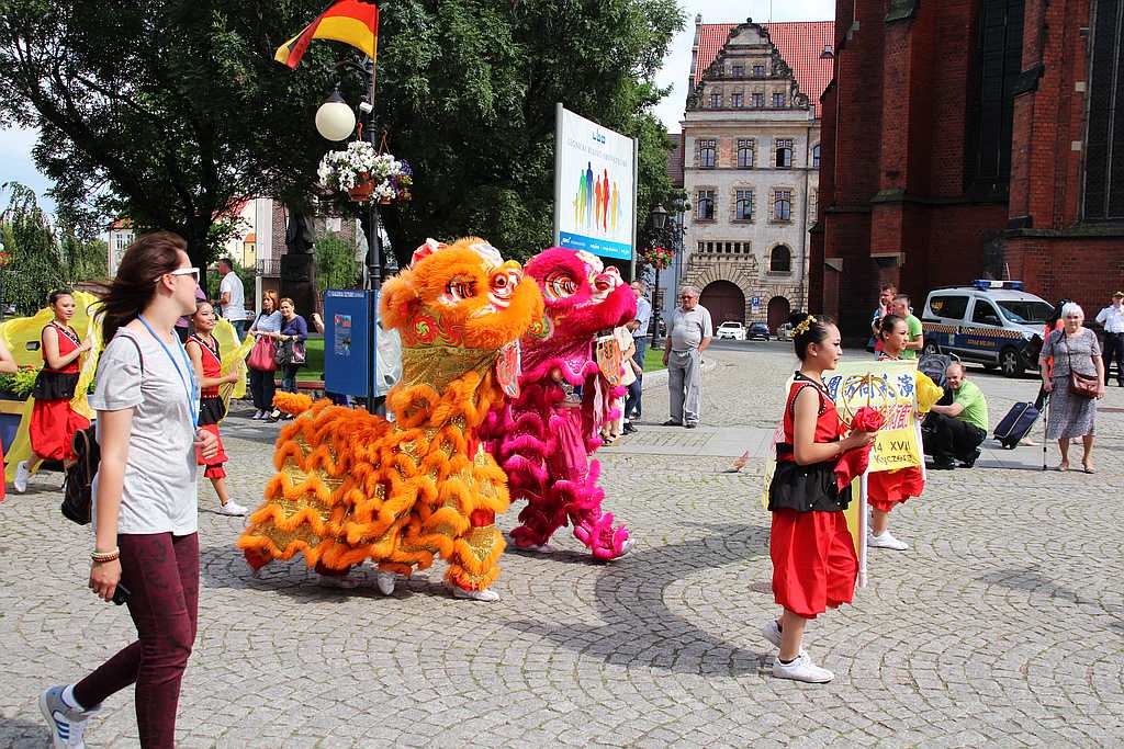 Egzotyczny korowód na legnickim Rynku