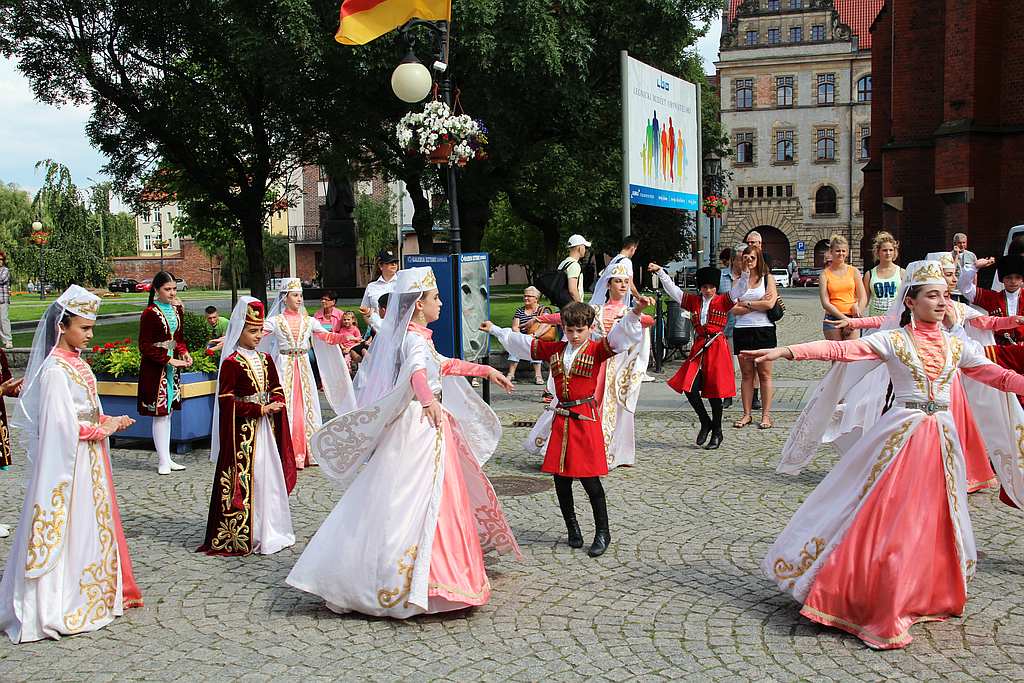Egzotyczny korowód na legnickim Rynku