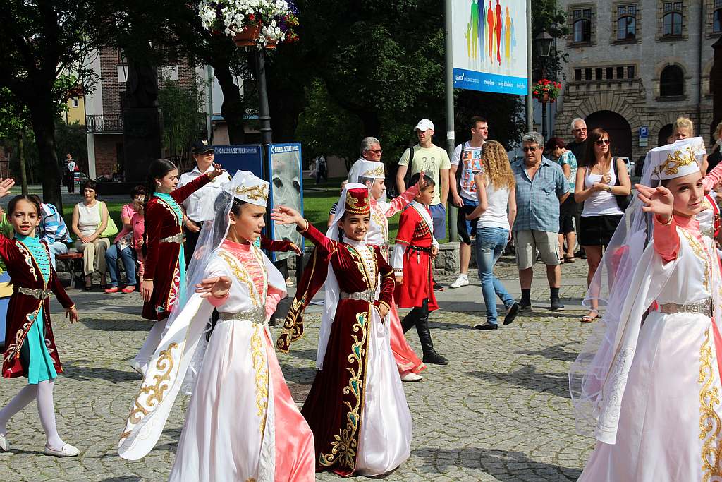 Egzotyczny korowód na legnickim Rynku