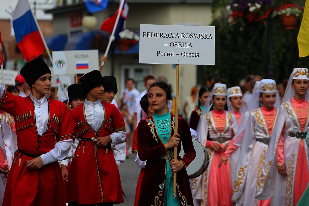 Egzotyczny korowód na legnickim Rynku