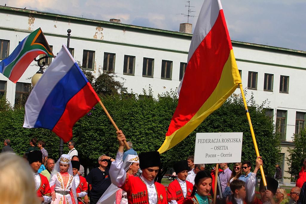 Egzotyczny korowód na legnickim Rynku