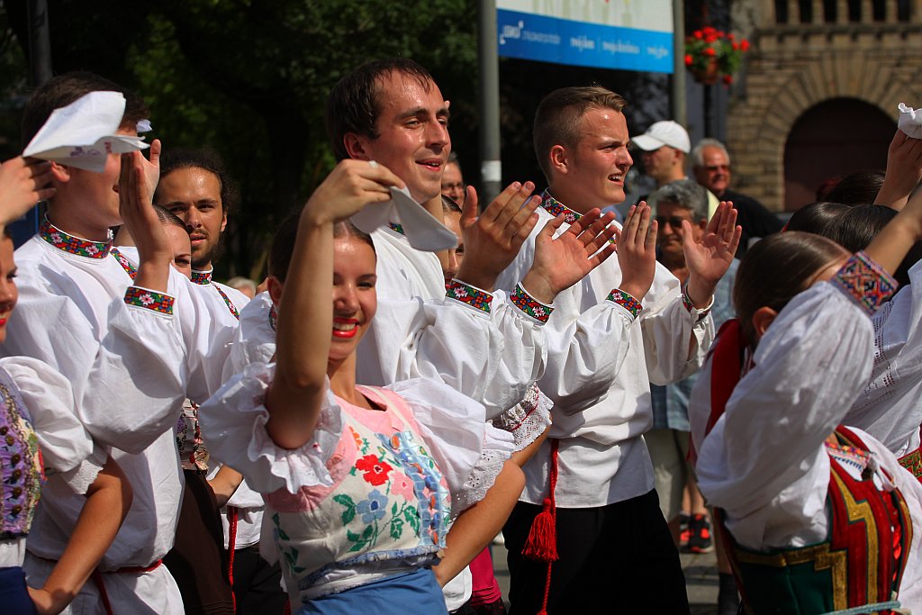 Egzotyczny korowód na legnickim Rynku