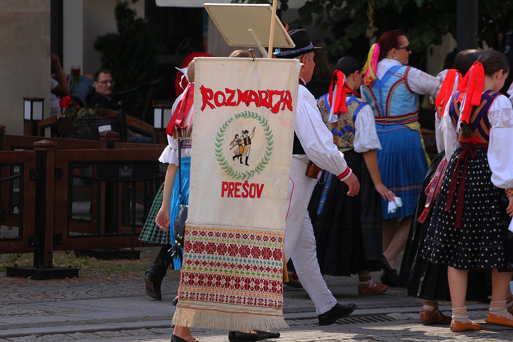 Egzotyczny korowód na legnickim Rynku