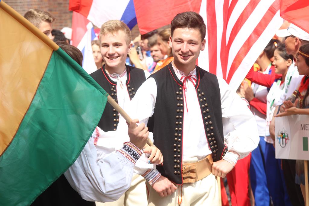 Egzotyczny korowód na legnickim Rynku
