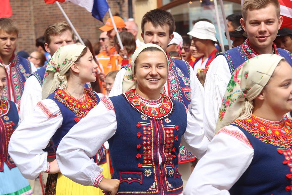Egzotyczny korowód na legnickim Rynku