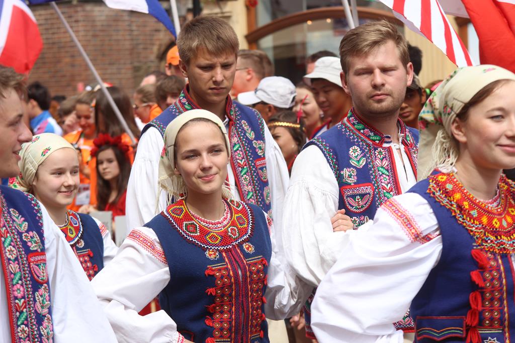 Egzotyczny korowód na legnickim Rynku