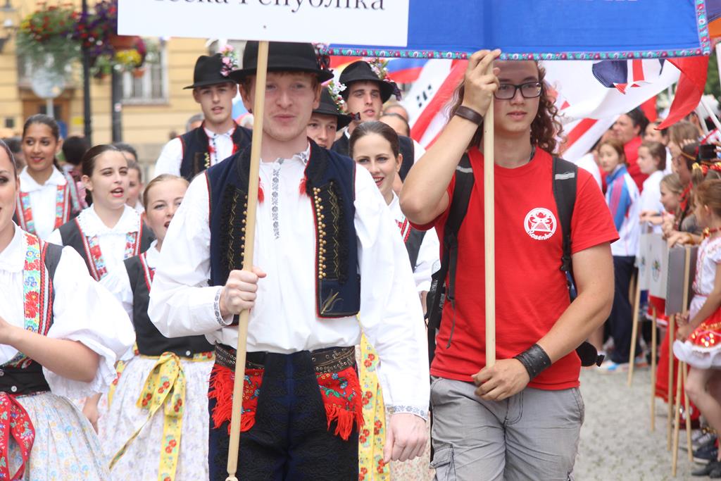Egzotyczny korowód na legnickim Rynku