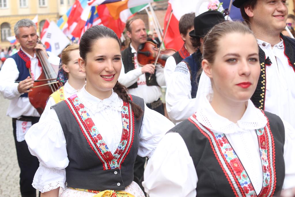 Egzotyczny korowód na legnickim Rynku
