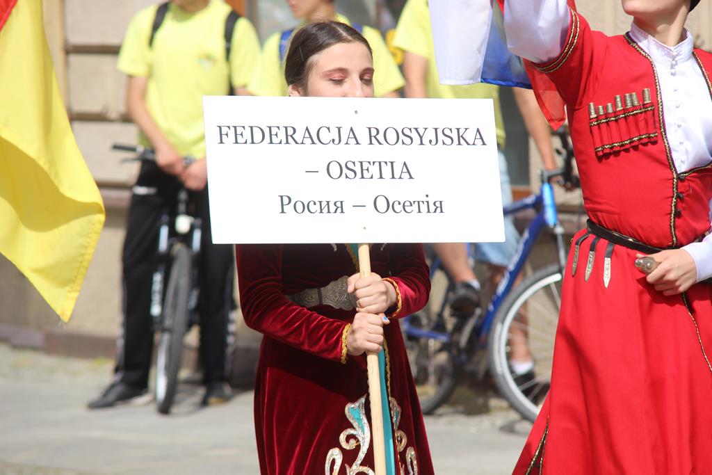 Egzotyczny korowód na legnickim Rynku