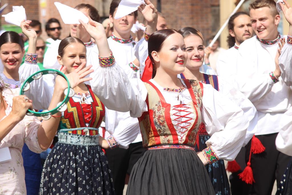 Egzotyczny korowód na legnickim Rynku