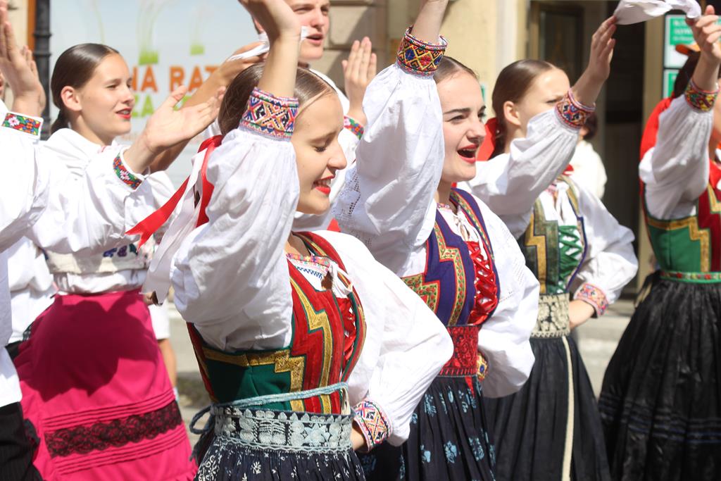Egzotyczny korowód na legnickim Rynku