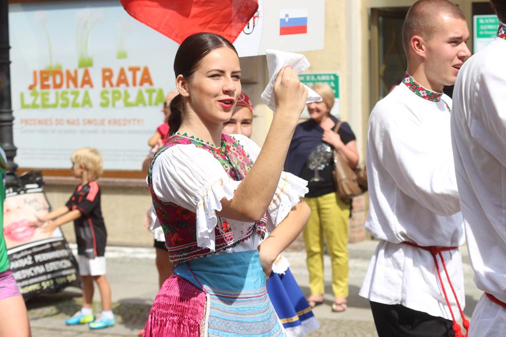 Egzotyczny korowód na legnickim Rynku