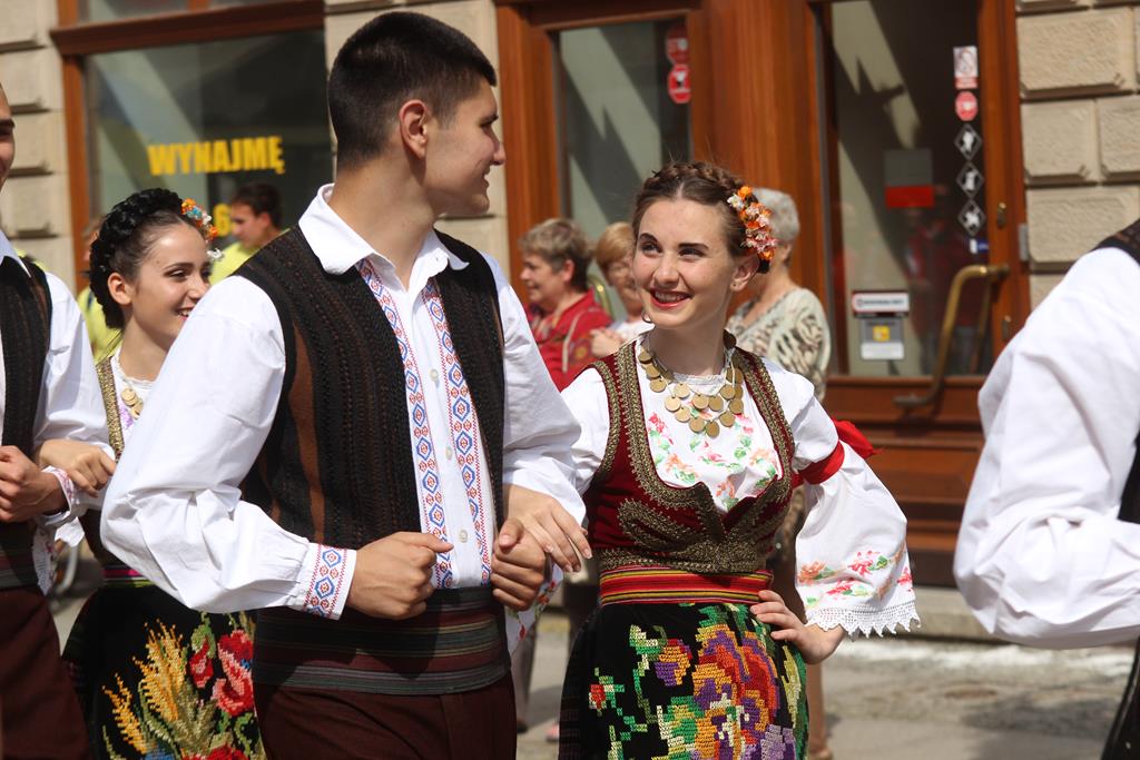 Egzotyczny korowód na legnickim Rynku