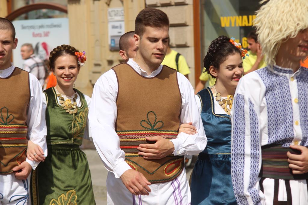Egzotyczny korowód na legnickim Rynku