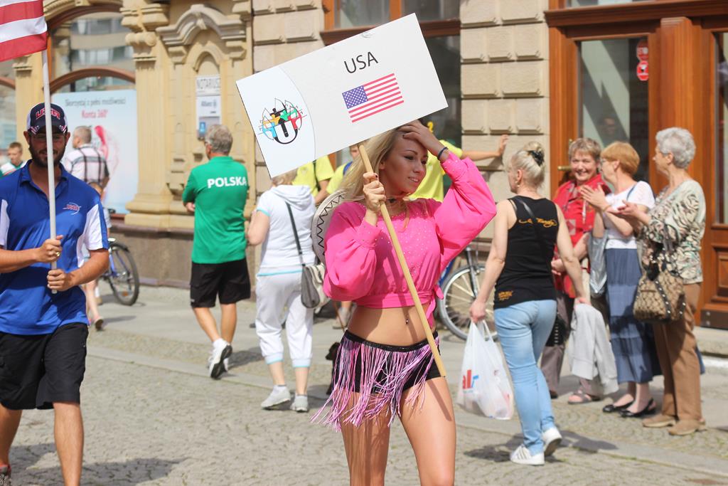 Egzotyczny korowód na legnickim Rynku