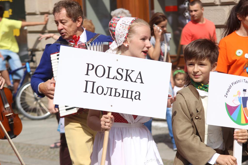 Egzotyczny korowód na legnickim Rynku