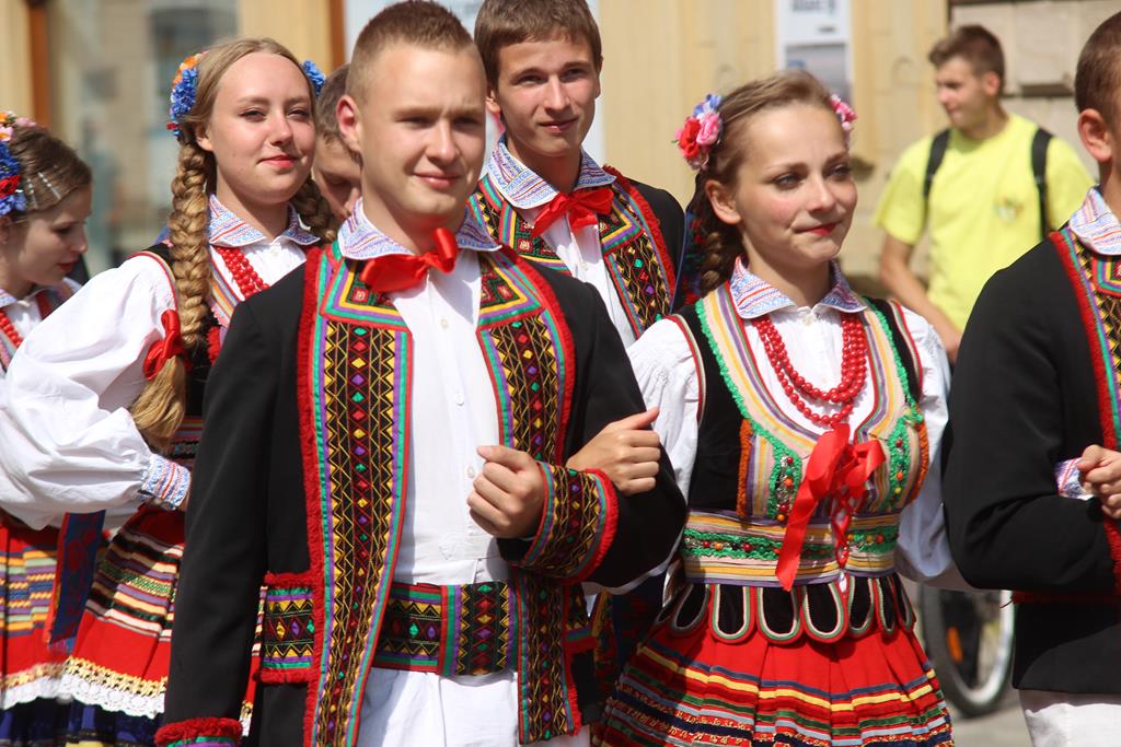 Egzotyczny korowód na legnickim Rynku
