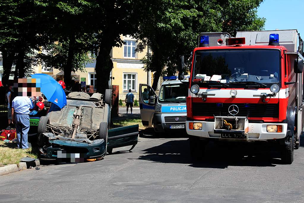 Samochód dachował jedna osoba w ranna