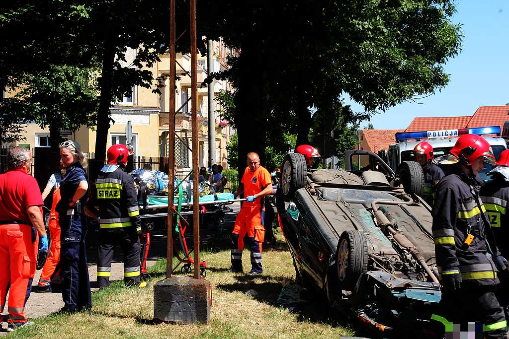 Samochód dachował jedna osoba w ranna