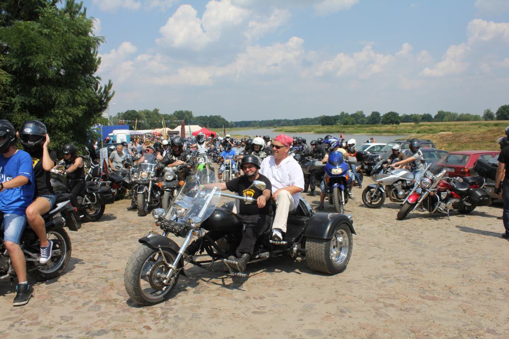 Bleusowy odjazd motocyklem