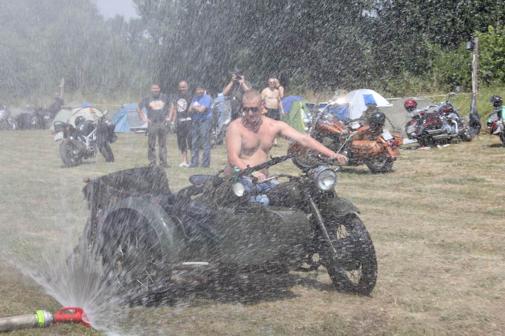 Bleusowy odjazd motocyklem