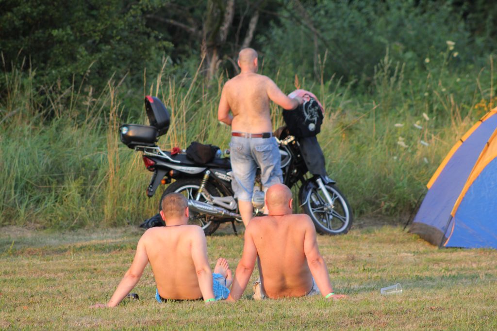 Bleusowy odjazd motocyklem