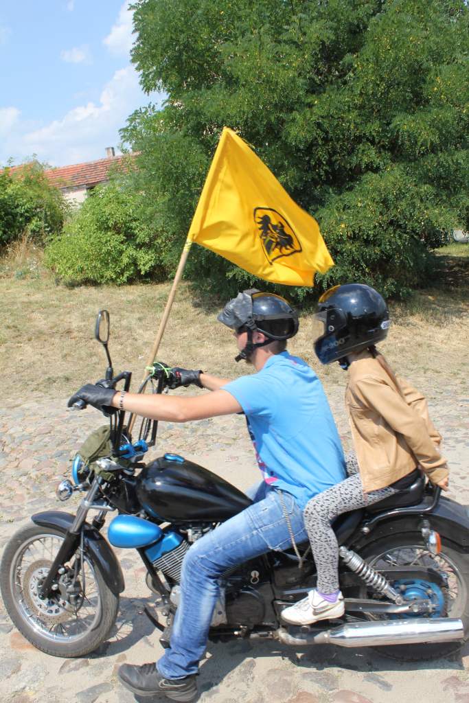 Bleusowy odjazd motocyklem