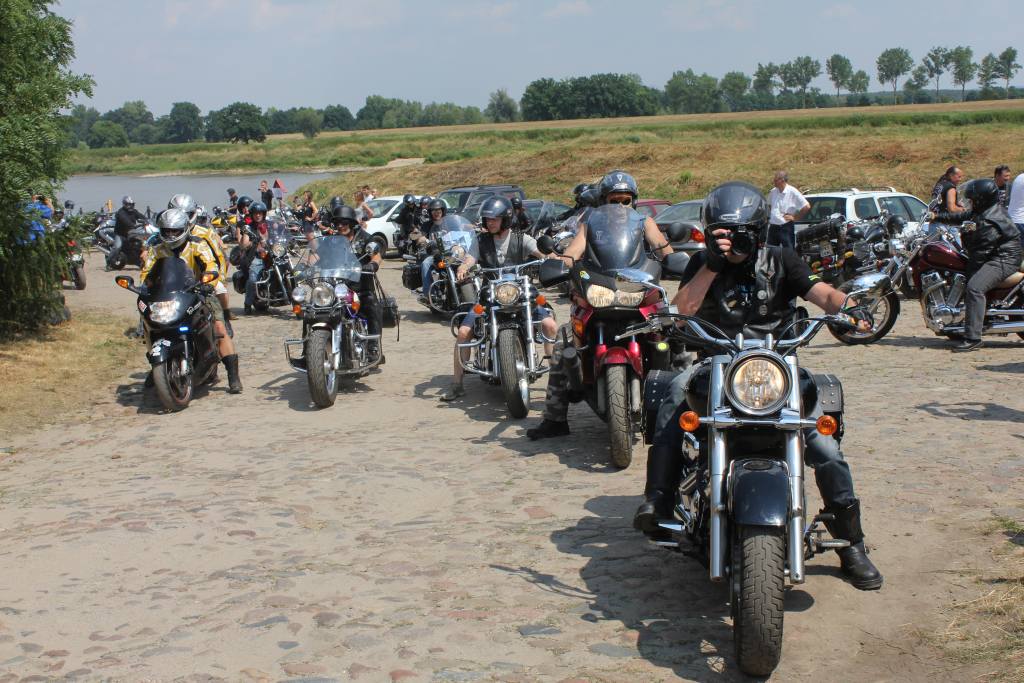 Bleusowy odjazd motocyklem