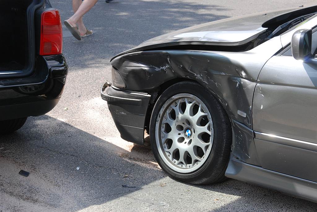 BMW i Volkswagen zderzyły się na skrzyżowaniu