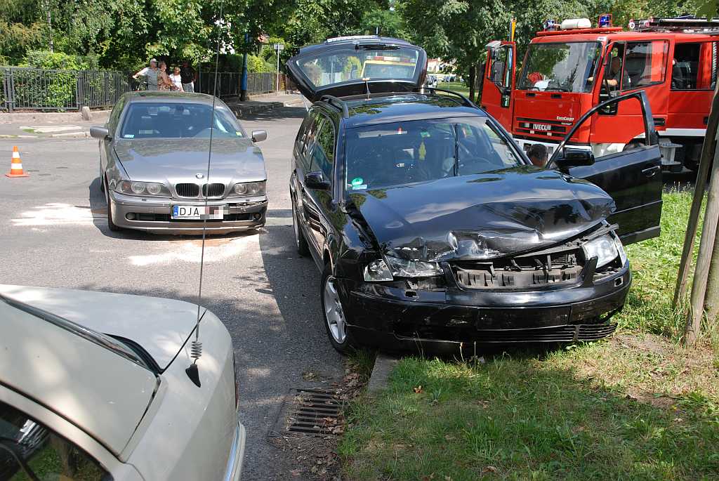 BMW i Volkswagen zderzyły się na skrzyżowaniu