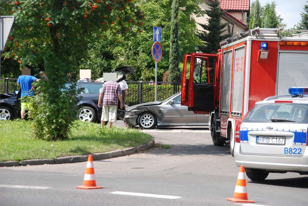 BMW i Volkswagen zderzyły się na skrzyżowaniu
