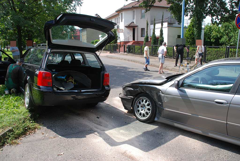 BMW i Volkswagen zderzyły się na skrzyżowaniu