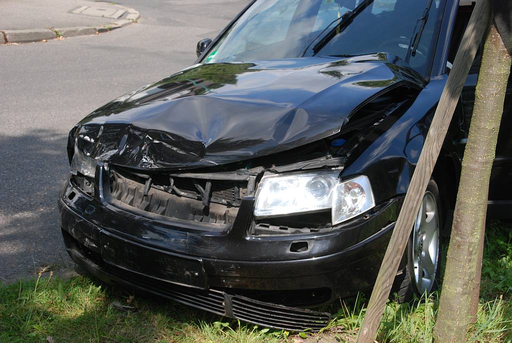 BMW i Volkswagen zderzyły się na skrzyżowaniu