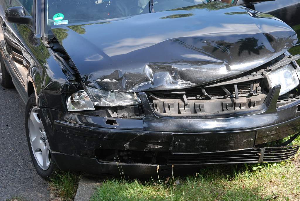 BMW i Volkswagen zderzyły się na skrzyżowaniu