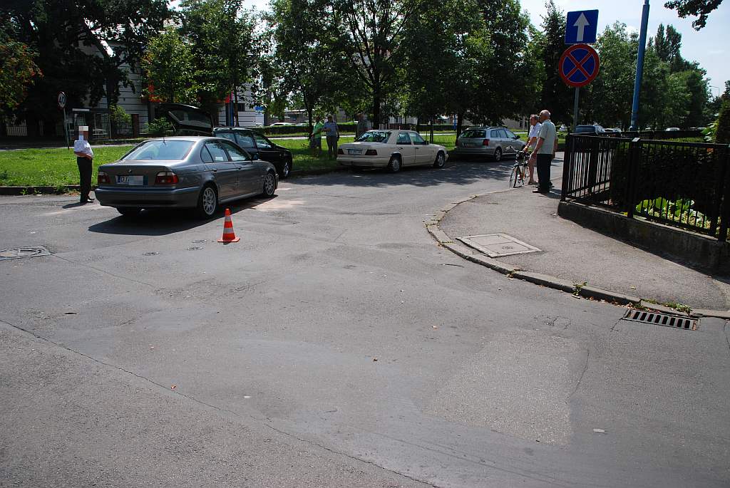 BMW i Volkswagen zderzyły się na skrzyżowaniu