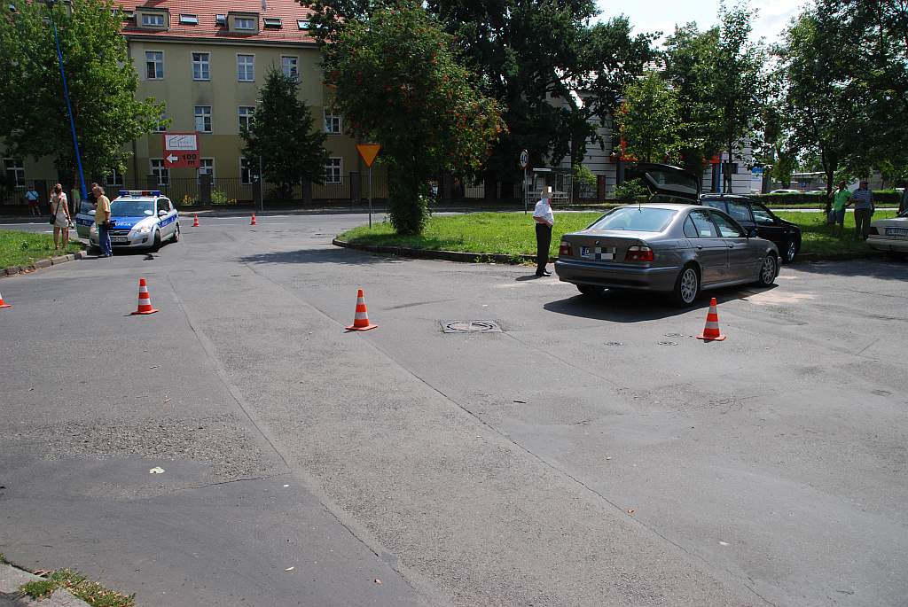 BMW i Volkswagen zderzyły się na skrzyżowaniu